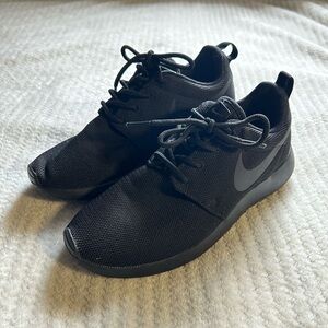 NEVER WORN NIKE ROCHE RUNS ALL BLACK